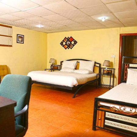 Luxury Inn Karachi Exteriör bild
