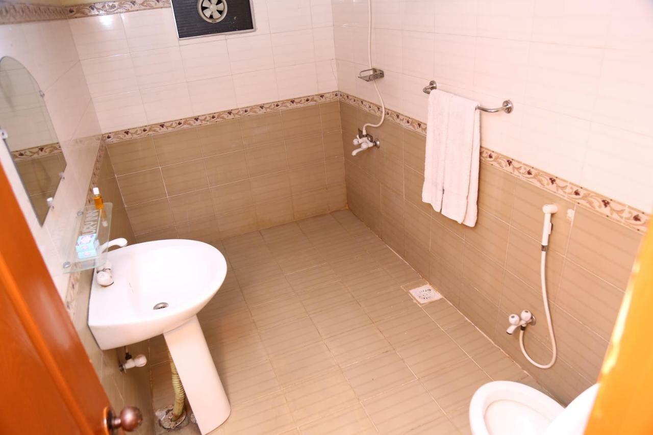 Luxury Inn Karachi Exteriör bild