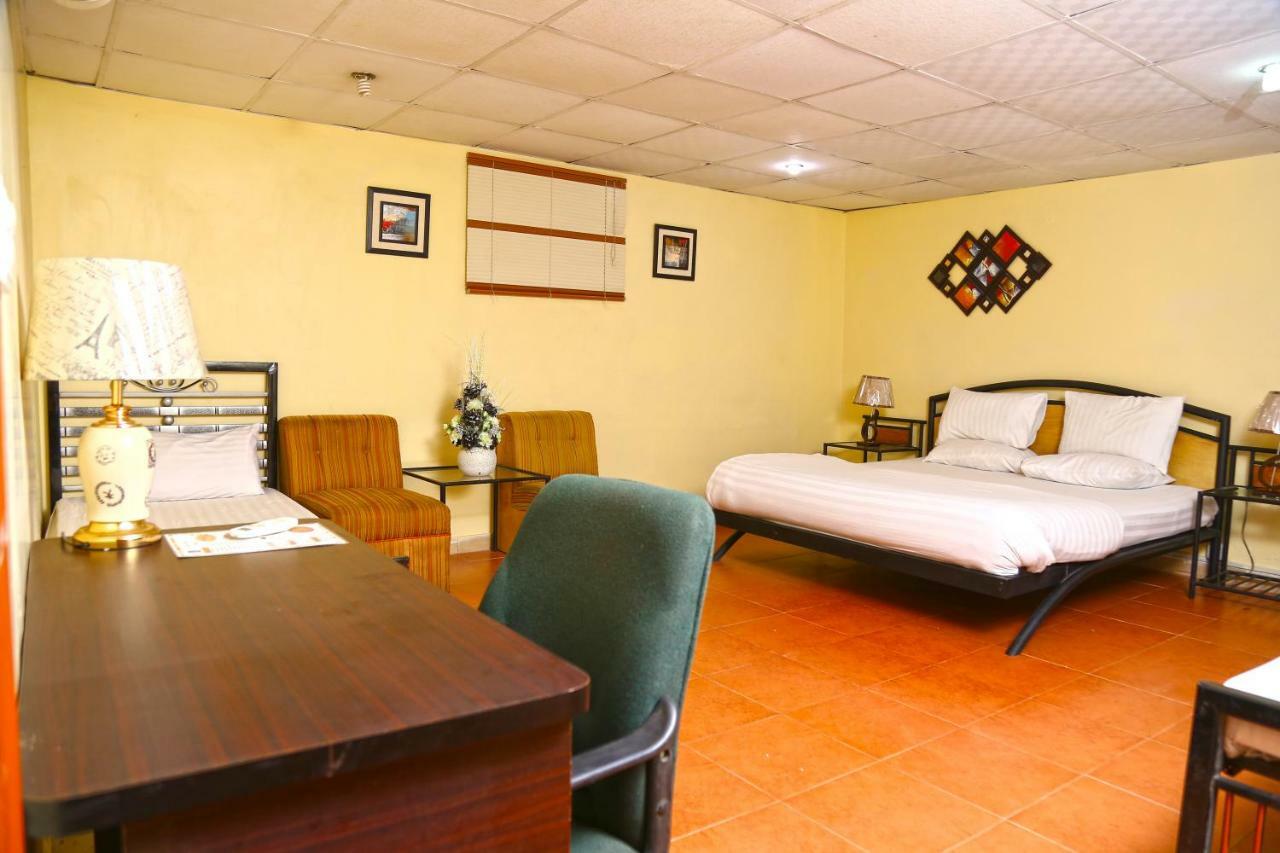 Luxury Inn Karachi Exteriör bild