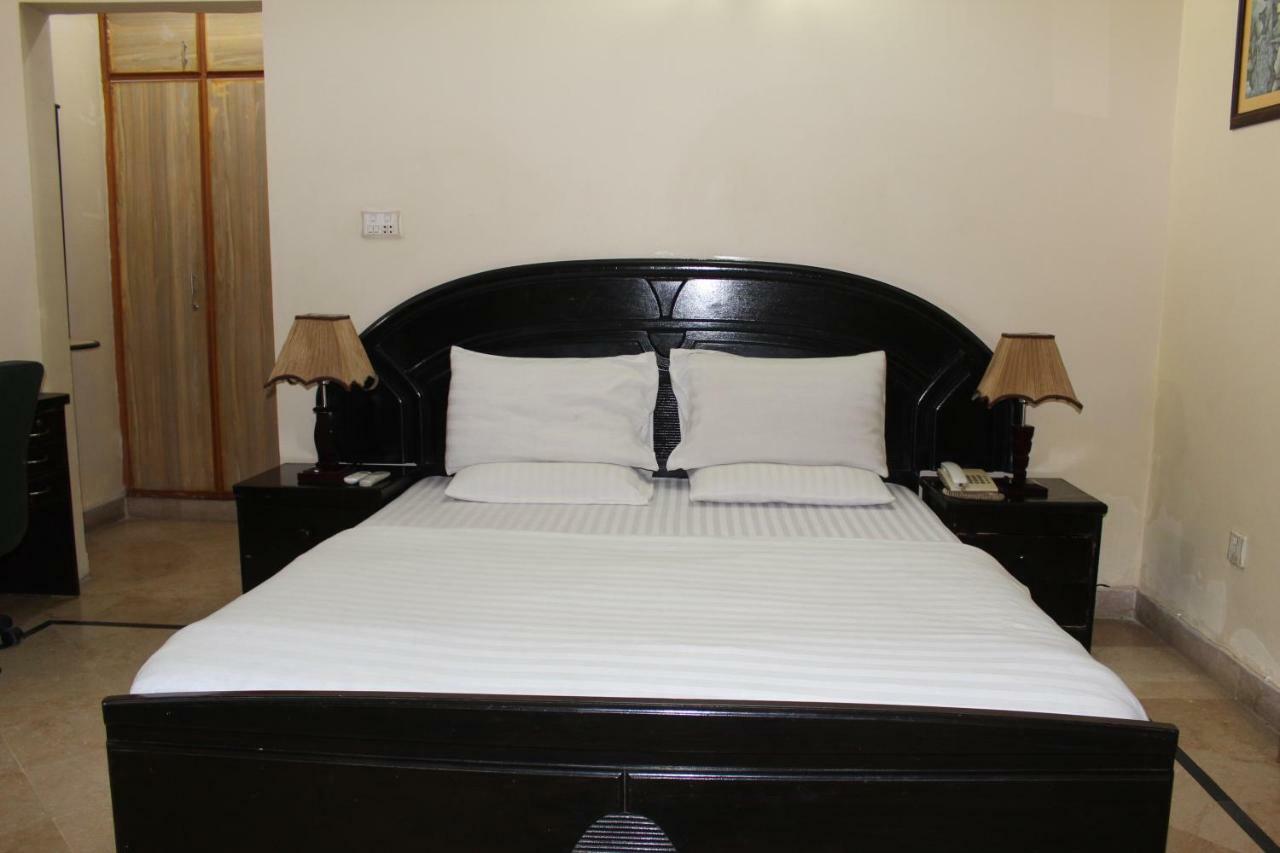 Luxury Inn Karachi Exteriör bild