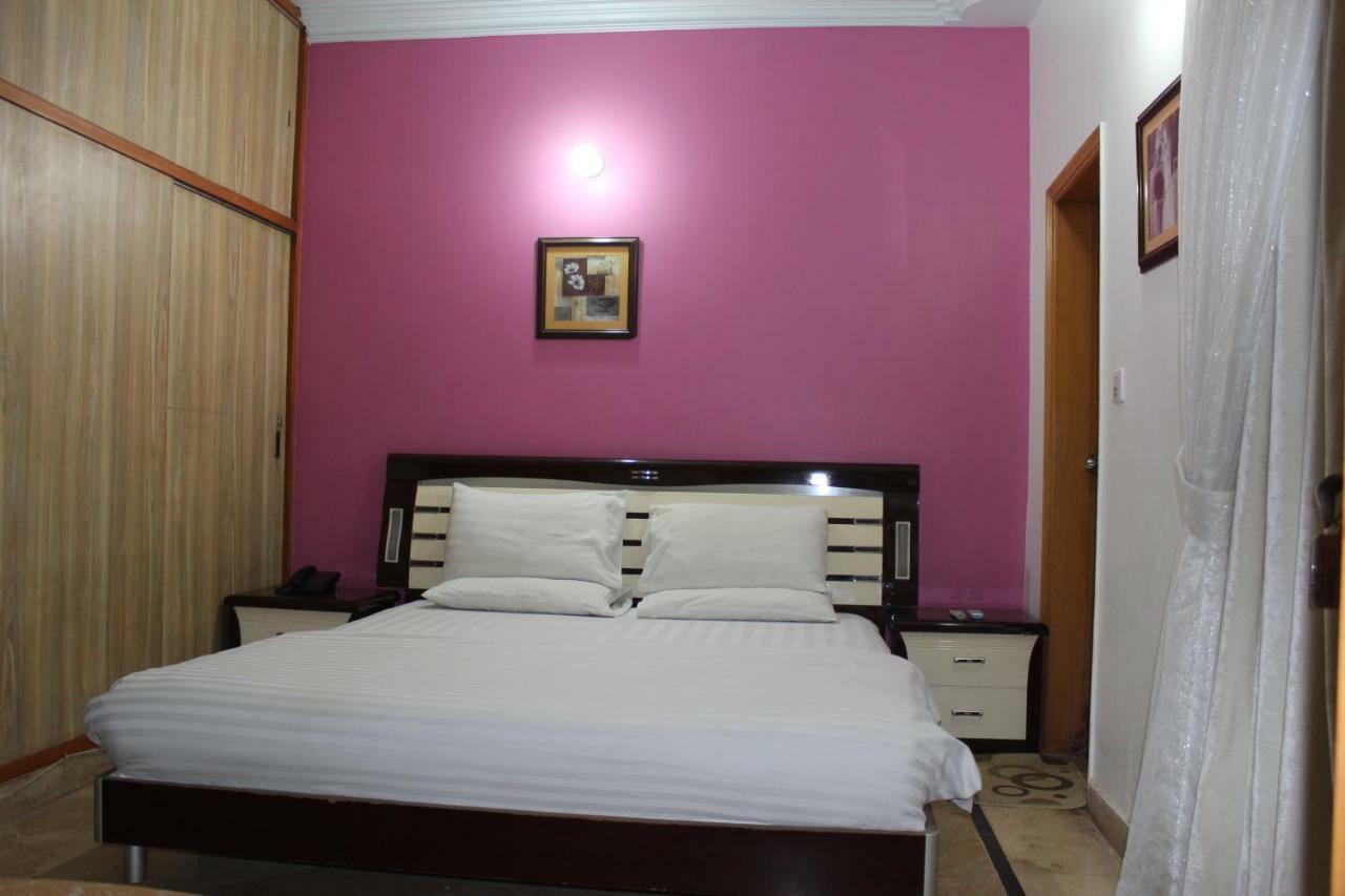 Luxury Inn Karachi Exteriör bild