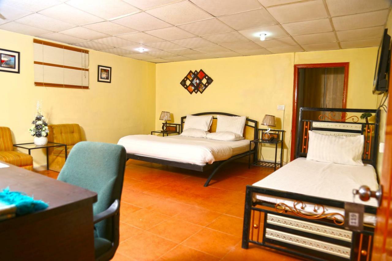 Luxury Inn Karachi Exteriör bild